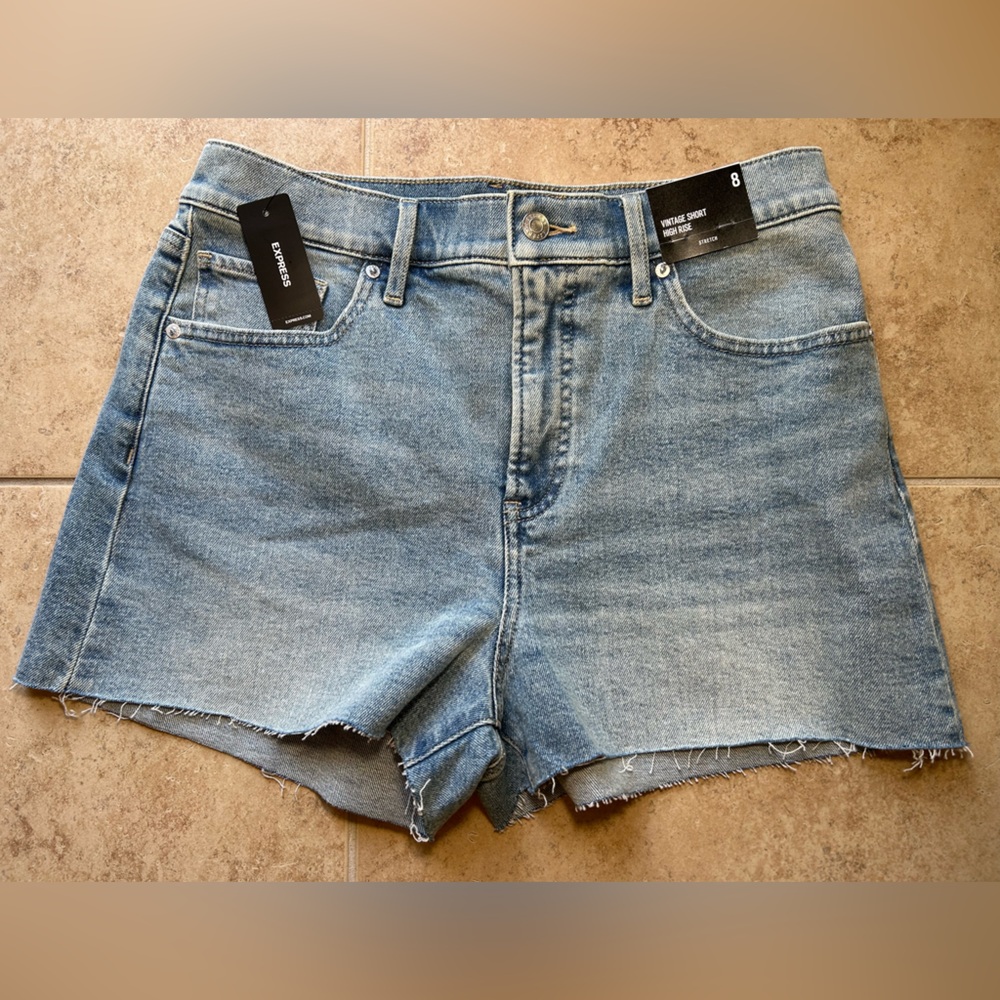 NWT🌷EXPRESS High-Waisted Light Wash Raw Hem 2.5” Inseam Vintage Jean Shorts - Picture 2 of 7